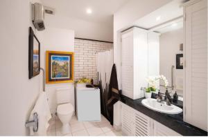 Et badeværelse på Lakefront Mountain Views Stylish unit