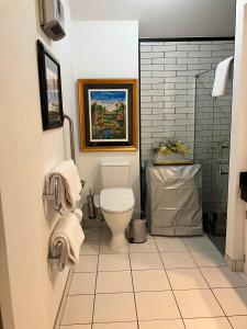 Et badeværelse på Lakefront Mountain Views Stylish unit