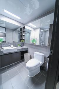 Un baño con un inodoro blanco y un lavabo. en Stay in WAVE, en Kwangan-dong