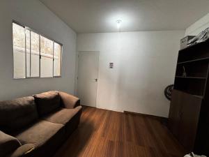 カンピーナスにあるQuarto janelinha barão geraldoのソファと窓のあるリビングルーム