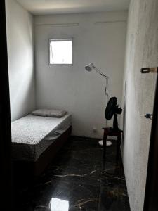 カンピーナスにあるQuarto janelinha barão geraldoのベッドと窓のある小さな部屋