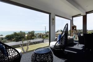 un soggiorno con vista sull'oceano di Ocean View Retreat at Greens Beach a Greens Beach