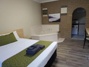 Ένα ή περισσότερα κρεβάτια σε δωμάτιο στο Albury Classic Motor Inn +26 φωτογραφίες