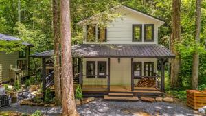 O grădină în afara Dollys Mountain Retreat - Brand New