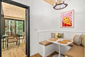 O zonă de relaxare la Dollys Mountain Retreat - Brand New