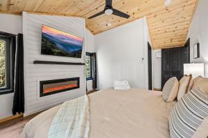 En eller flere senge i et værelse på Dollys Mountain Retreat - Brand New