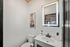 Et badeværelse på Dollys Mountain Retreat - Brand New + 39 billeder