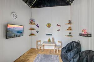 Et tv og/eller underholdning på Dollys Mountain Retreat - Brand New