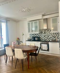 Η κουζίνα ή μικρή κουζίνα στο Comfort Parisian Room and Sofa Bed 1 min to Metro M4 & T3A