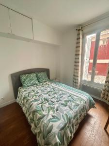 Ένα ή περισσότερα κρεβάτια σε δωμάτιο στο Comfort Parisian Room and Sofa Bed 1 min to Metro M4 & T3A