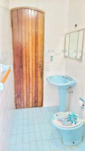a bathroom with a toilet and a sink at Pousada Shemah in Penedo