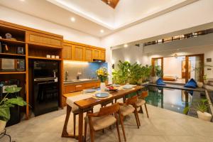 une cuisine avec une table et des chaises ainsi qu'une salle à manger dans l'établissement Arkarhea Villa, BRAND NEW! 2BR Tropical Villa with Pool, Canggu, à Dalung