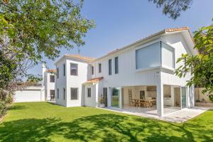 una gran casa blanca con patio en Torretta by the Bay, en Dunsborough