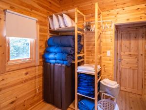ein Zimmer mit Etagenbetten in einer Blockhütte in der Unterkunft MELODIE HAUS - Vacation STAY 62790v in Nasu-yumoto + 38 Fotos