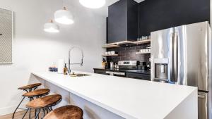 Køkken eller tekøkken på The Grove by AvantStay Stylish Group Stay with Private Bathrooms + 170 billeder