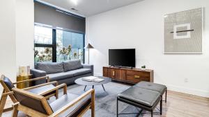 Et tv og/eller underholdning på The Grove by AvantStay Stylish Group Stay with Private Bathrooms