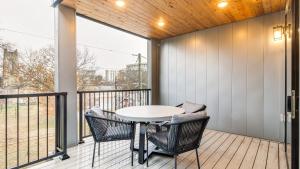 En balkon eller terrasse på The Grove by AvantStay Stylish Group Stay with Private Bathrooms