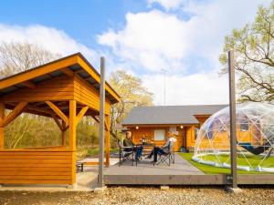 zwei Personen sitzen an einem Tisch vor einem Haus mit einem Iglu in der Unterkunft MELODIE HAUS - Vacation STAY 62790v in Nasu-yumoto