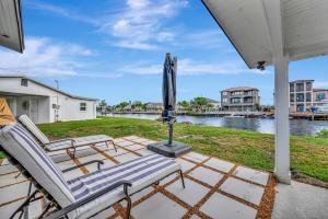 Hernando BeachにあるOyster House Waterfront 3b2b Kayaks BBQ Gamesのパティオ(椅子2脚、パラソル付)