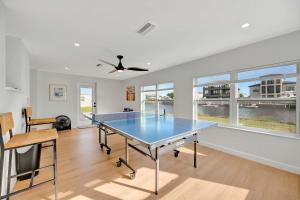 Hernando BeachにあるOyster House Waterfront 3b2b Kayaks BBQ Gamesの卓球台のあるリビングルーム