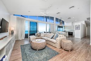 Televiisor ja/või meelelahutuskeskus majutusasutuses Absolute Luxury on the Marina Oceanfront Modern Penthouse with Panoramic Views