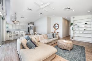 Istumisnurk majutusasutuses Absolute Luxury on the Marina Oceanfront Modern Penthouse with Panoramic Views