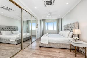 Voodi või voodid majutusasutuse Absolute Luxury on the Marina Oceanfront Modern Penthouse with Panoramic Views toas +36 fotot