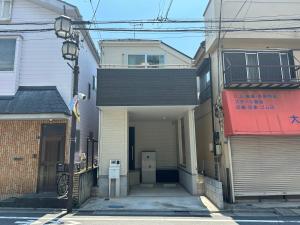 an alley with a house in an asian city at nestay villa tokyo itabashi in Tokyo