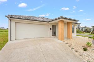 Una representación de una casa con garaje. en Modern Family Home sleeps 8, en Wimbledon Heights