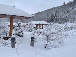een sneeuwrijke tuin met een prieel bij Snow Town Jingbei Hotel Erlanghe Scenic Area Branch in Yushu