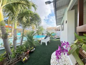 La alberca dentro o cerca de Casalina Garden 2 blocks to Palm Beach & Kitesurfing school
