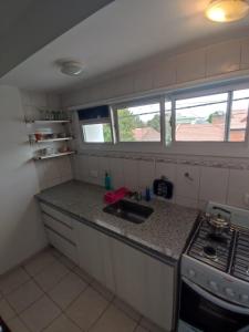 Dapur atau dapur kecil di Bright and centrally located apartment