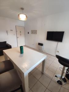 Televisyen dan/atau pusat hiburan di Bright and centrally located apartment