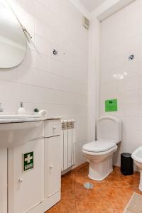 Ένα μπάνιο στο Apartment Praia Arrifana with BALCONY and SEA VIEW +30 φωτογραφίες