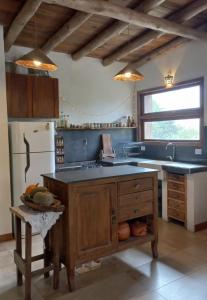 une cuisine avec un îlot au milieu d'une cuisine dans l'établissement Cabañas Bendita Tierra, à Los Molles