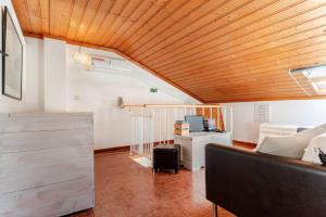 Η κουζίνα ή μικρή κουζίνα στο Apartment Praia Arrifana with BALCONY and SEA VIEW
