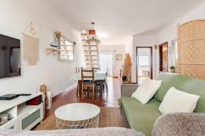 Χώρος καθιστικού στο Apartment Praia Arrifana with BALCONY and SEA VIEW