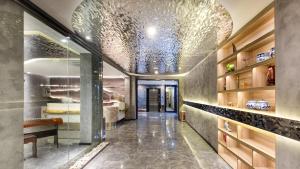 Un pasillo con un techo cubierto de cristales. en Floral Hotel Qingdao Dreamship Seaview Hotel, en Qingdao