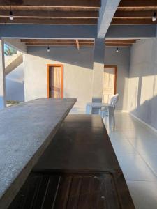 eine große Betontheke in einem Raum mit einem Tisch in der Unterkunft Espaço lazer in Itaquatiara