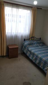 a small bedroom with a bed and a window at Casa en Graneros in Graneros
