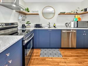 Una cocina con gabinetes azules y un fregadero. en Renovated Suite in WL, 5 Min to Downtown, All New Appliances, Self Check-In, en Williams Lake