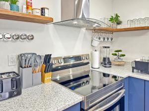 Una cocina con encimeras azules y blancas. en Renovated Suite in WL, 5 Min to Downtown, All New Appliances, Self Check-In, en Williams Lake 14 fotos más