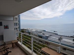 バルパライソにあるConcon vista al mar en Costa Lilenes hasta 6 personasの建物のバルコニーから海の景色を望めます。
