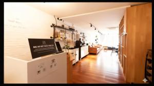 sala de estar con pared blanca y sala de estar en hipstercity hostel, en Singapur