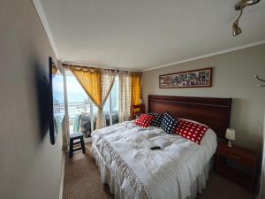 バルパライソにあるConcon vista al mar en Costa Lilenes hasta 6 personasのベッドルーム1室(大型ベッド1台、赤と白の枕付) +15枚の写真