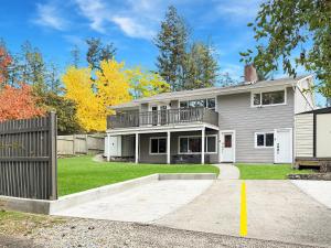 una casa gris con una valla y un patio en Renovated Suite in WL, 5 Min to Downtown, All New Appliances, Self Check-In, en Williams Lake