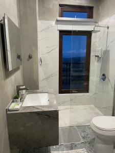 Ένα μπάνιο στο Entire home for 2 with private pool and plenty of amenities in Rio Grande, Puerto Rico