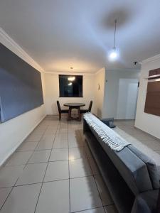 Μια τηλεόραση ή/και κέντρο ψυχαγωγίας στο Apartamento 3 quartos mobiliado completo