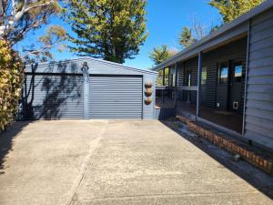 KalkiteKalkite Cottage的房子旁边的车库 更多3张照片