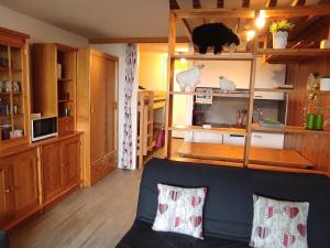 Kuchyň nebo kuchyňský kout v ubytování Studio cosy pour 5 personnes au pied des pistes à Super Besse - FR-1-814-3